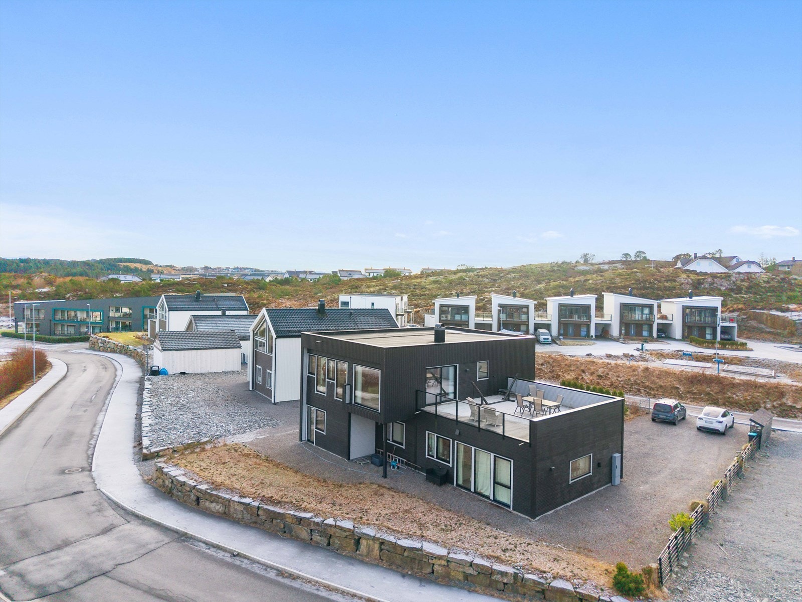 Innholdsrik enebolig med utleiedel i et etablert og barnevennlig område. Galleribilde