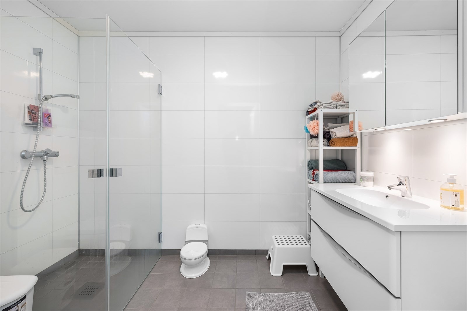 UTLEIE - Bad med fliser på gulv og våtromsplater på vegg. Varme i gulv. Benkeskap med nedfelt servant og speil med belysning under. Galleribilde