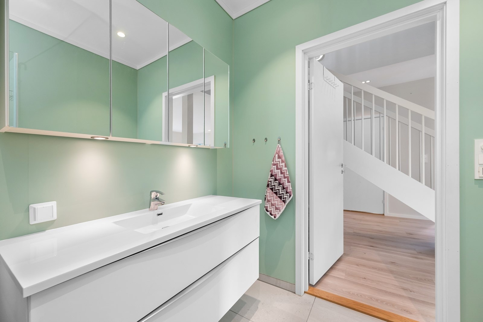 Benkeskap med nedfelt servant og speil med belysning under. Galleribilde