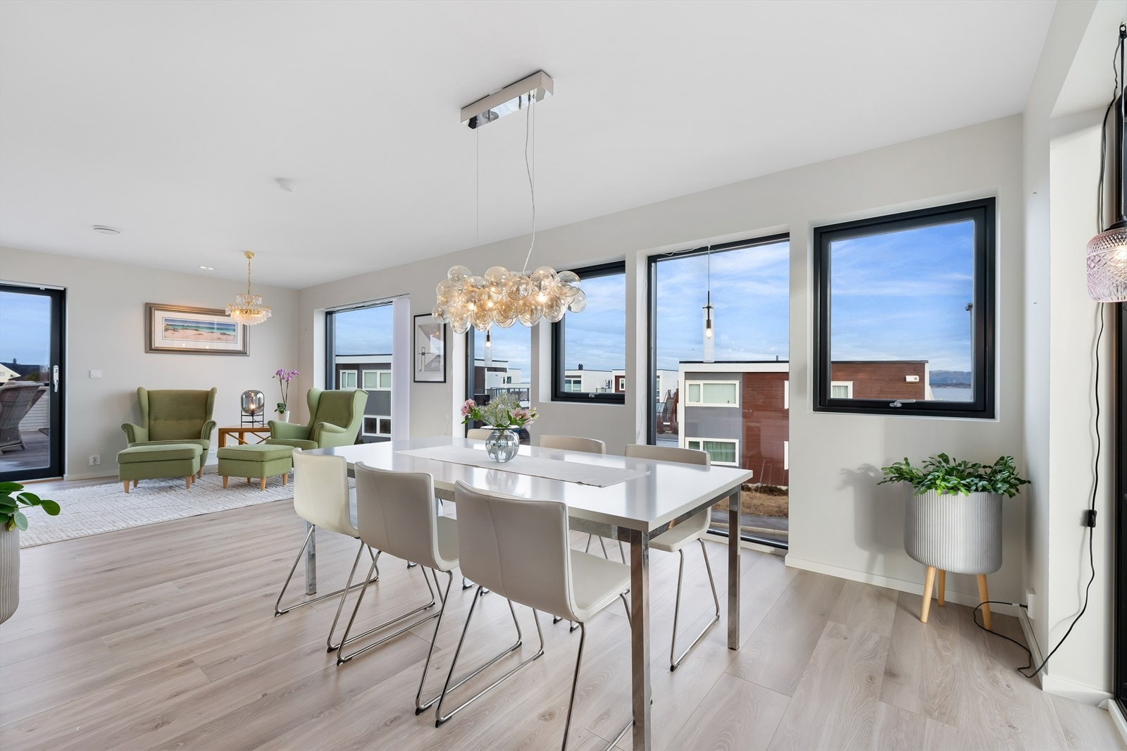 Legg merke til de store vindusflatene som strekker seg fra gulv til tak, og bidrar til godt med naturlig lysinnslipp og gjør rommet svært luftig Galleribilde