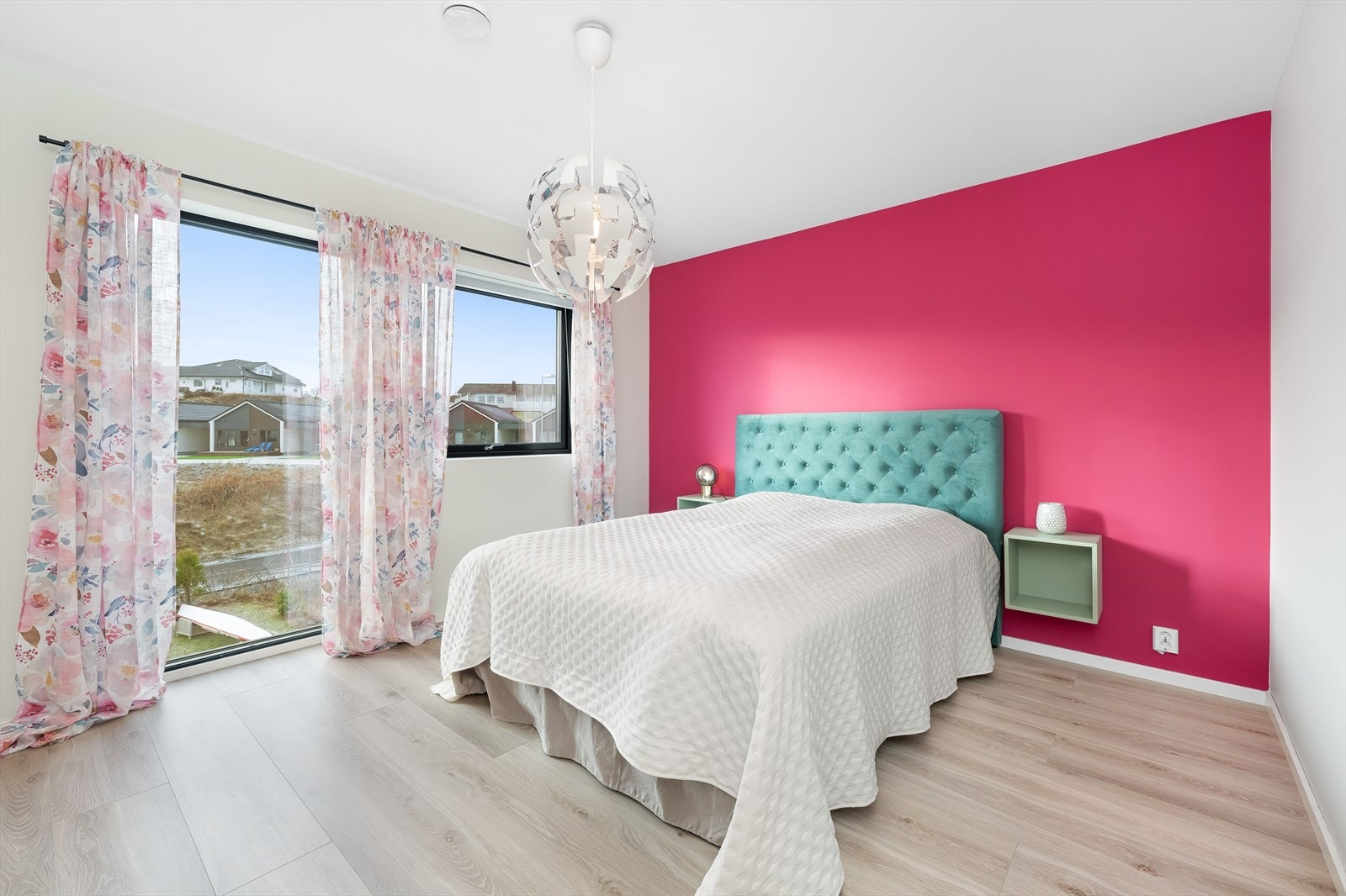 Boligens hoveddel innehar totalt fire soverom, og det er skyvedørsgarderobe i alle soverommene i denne delen. Soverommene i 2.etasje har et areal på henholdsvis 15 m² og 14,5 m² Galleribilde