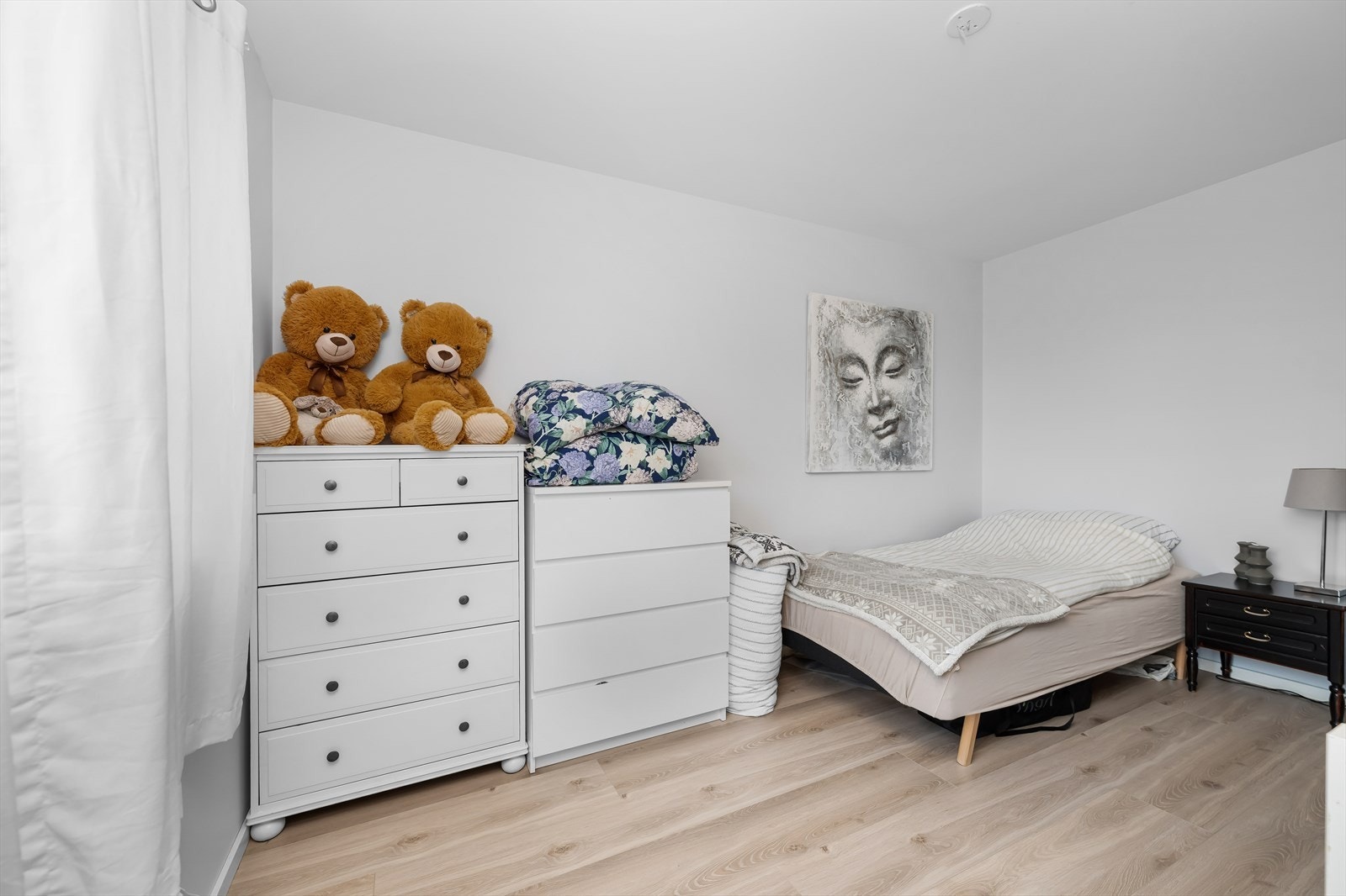 UTLEIE - Utleiedelen har et soverom på 10,4 m² med god plass til seng og annen møblering. Galleribilde