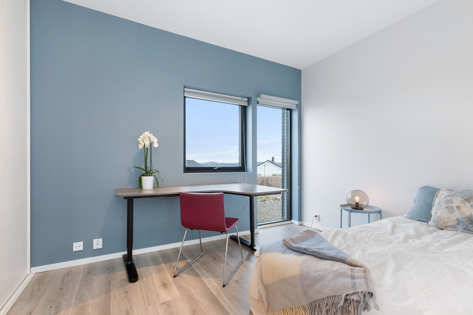 Soverom 3 har en god størrelse og en enkel utforming som gir god plass til seng, skrivepult og skyvedørsgarderobe. Galleribilde