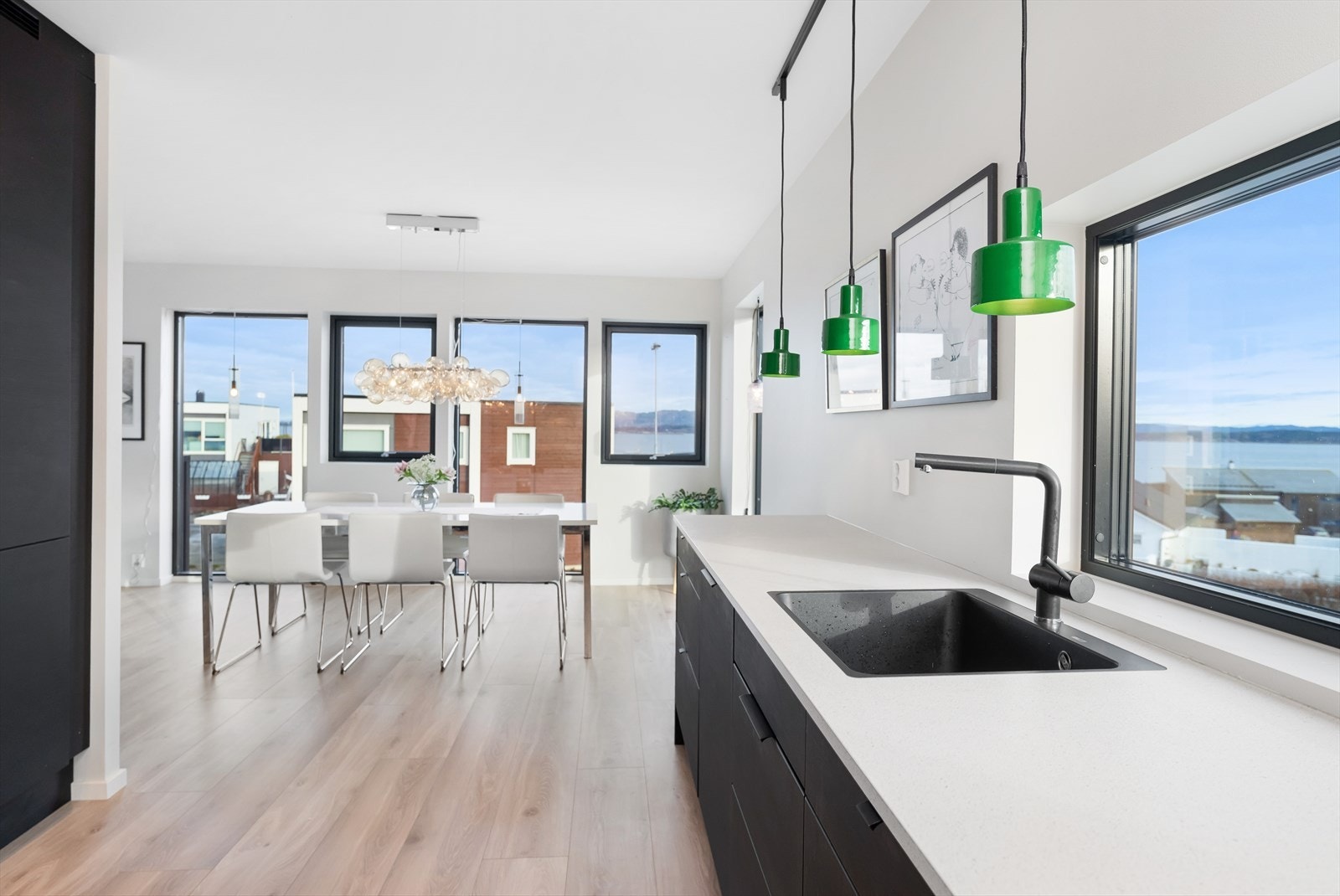 Ta oppvasken mens du nyter utsikten mot sjøen Galleribilde