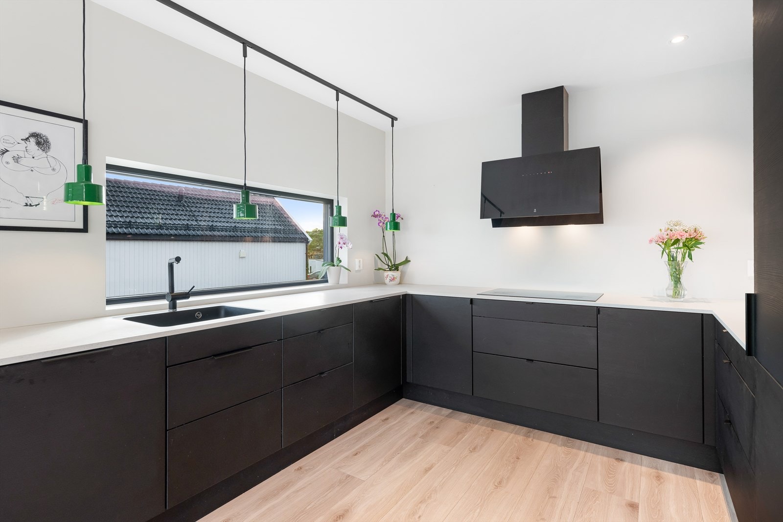 Flott lampe plassert i skinne over benkeplate Galleribilde