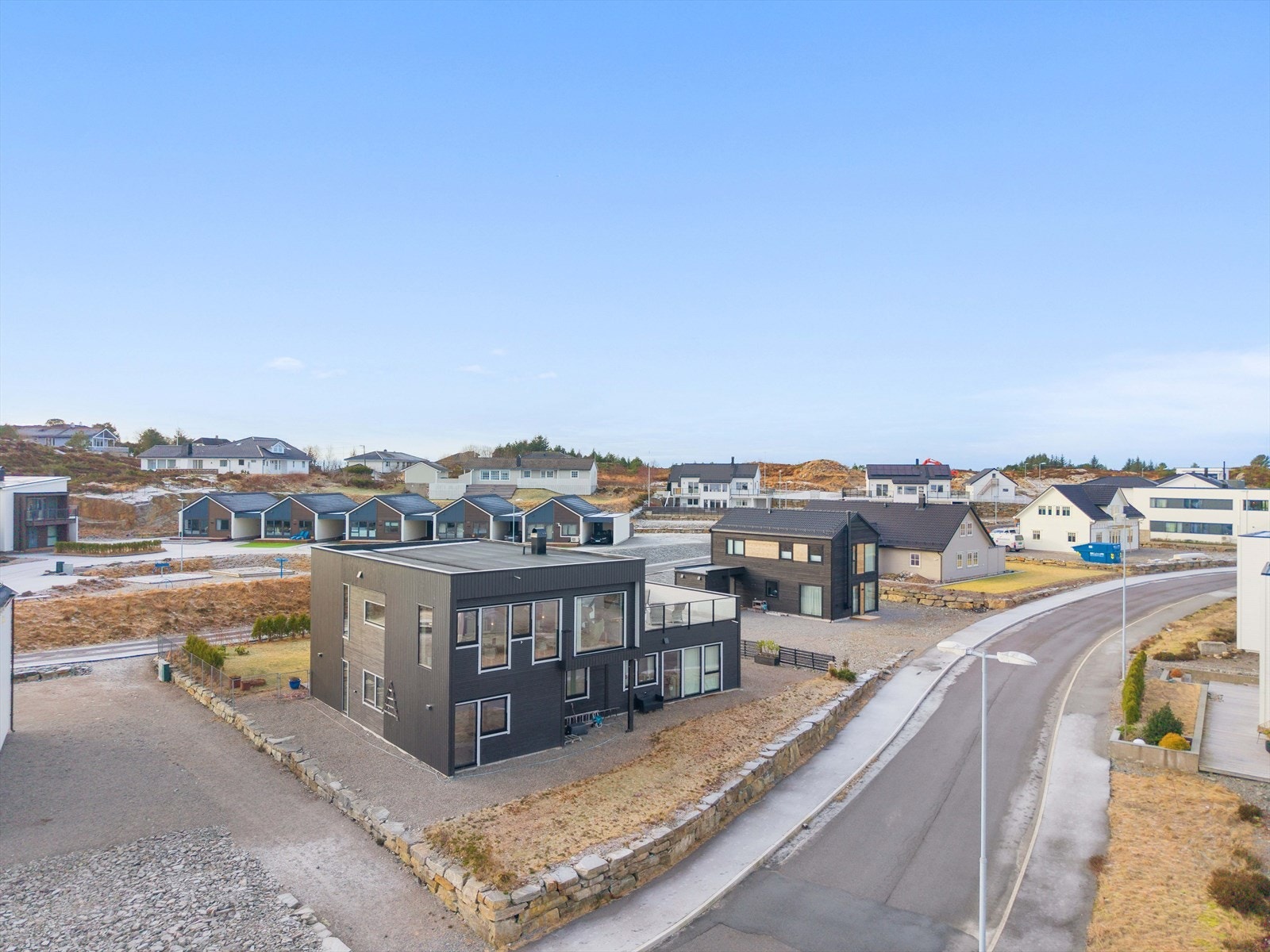 Flott mur på fremsiden og på ene siden av huset gir et mer ryddig og gjennomført uteområdet. Galleribilde