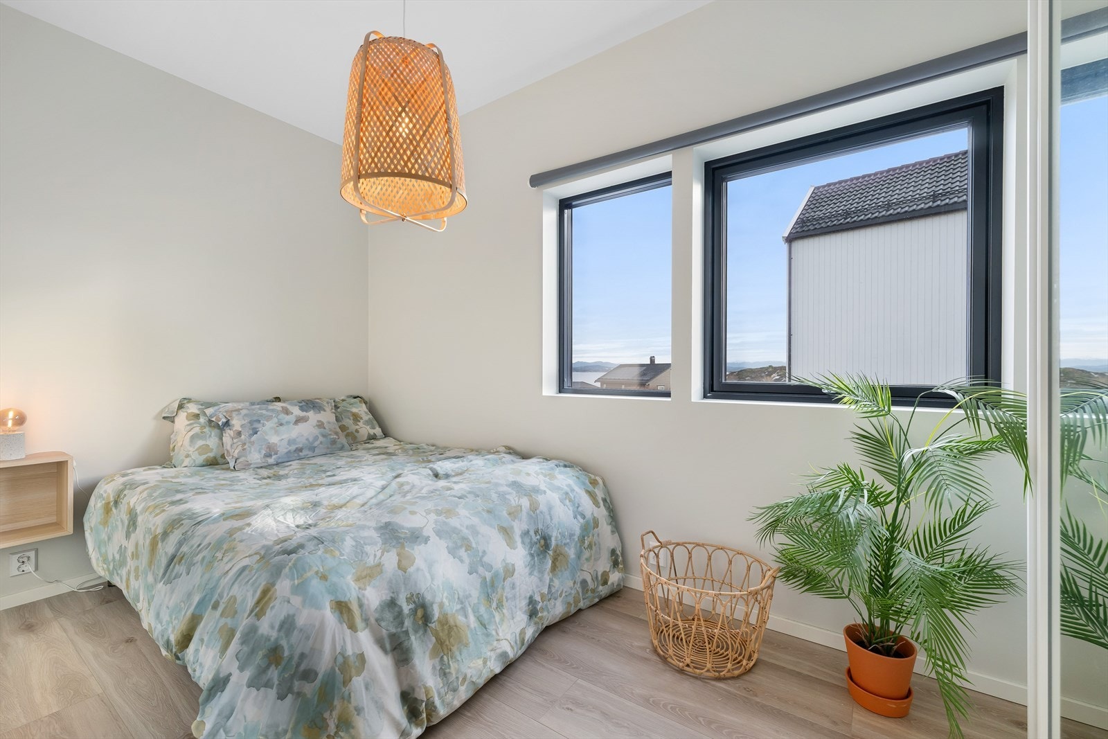 Soverom 4 er lys og innbydende med naturlig lysinnslipp og plass til seng og garderobeskap. Soverommene i 1.etasje har arealer på henholdsvis 11,8 m² og 8,5 m² Galleribilde