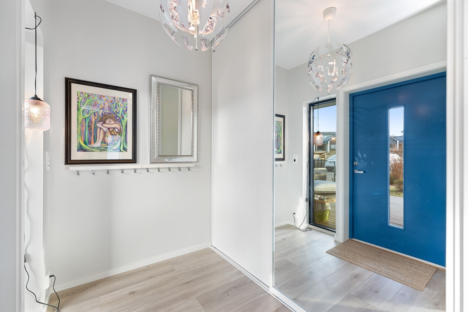 Lunt og behagelig førsteinntrykk med god plass til oppheng av yttertøy på knagger, samt i skyvedørsgarderoben. Galleribilde