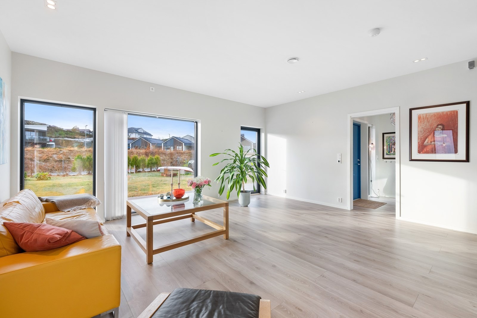 Store vindusflater som bidrar til rikelig med naturlig lysinnslipp Galleribilde