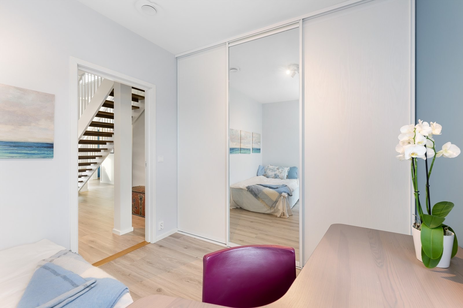 På soverommet er det plassert skyvedørsggarderobe som strekker seg langs hele veggen. Galleribilde