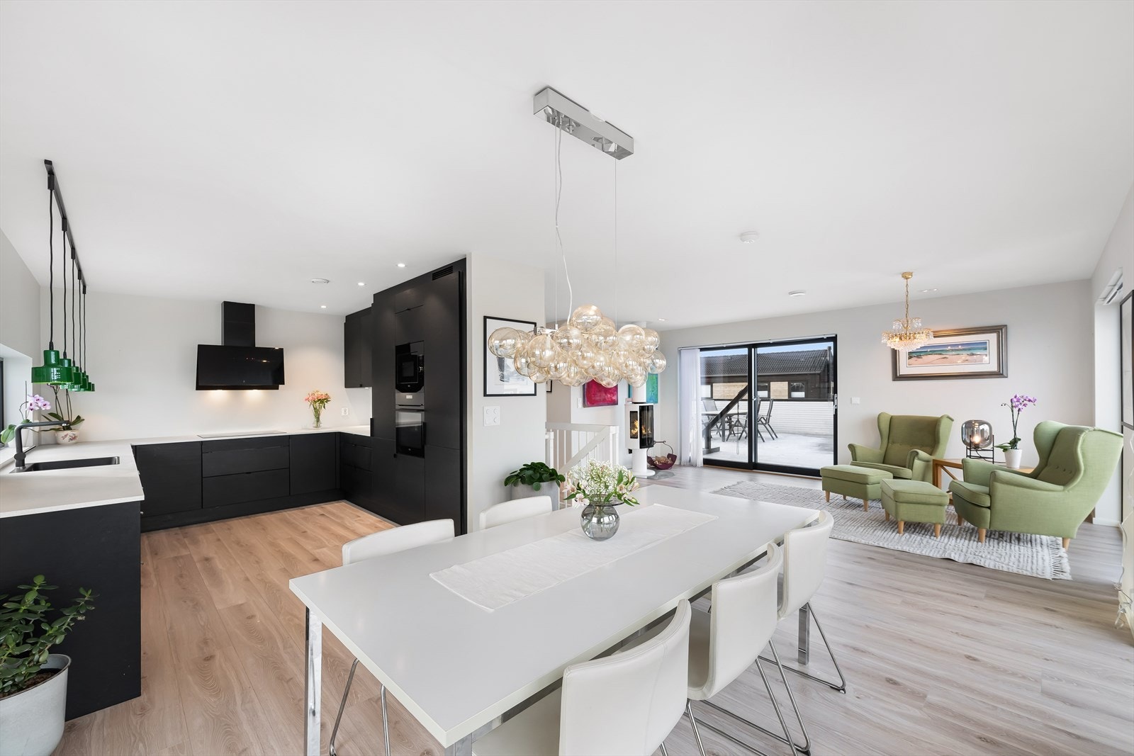 Åpen og god planløsning mellom kjøkken, spisesplass og stue. God plass for å dekke langbord ved spesielle anledninger Galleribilde