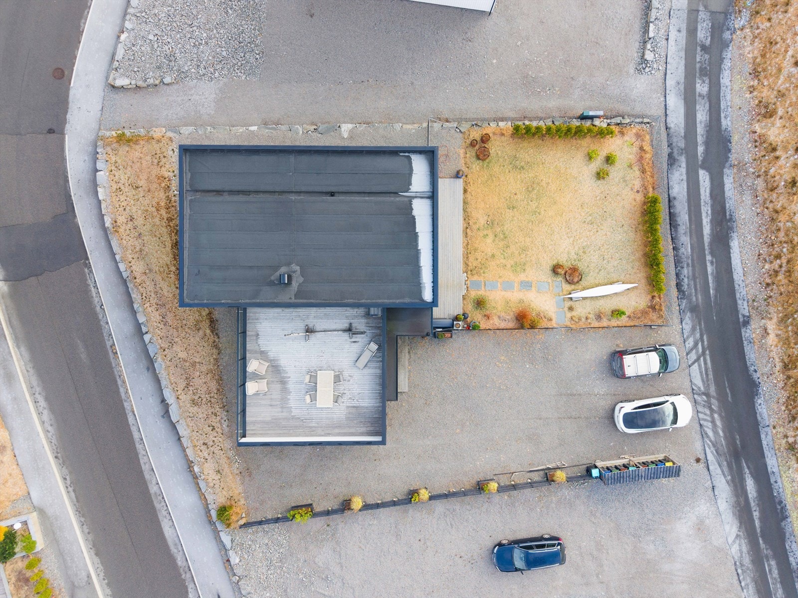 Uteområdet er opparbeidet med gressplen, terrasser og tilkomstvei. Galleribilde