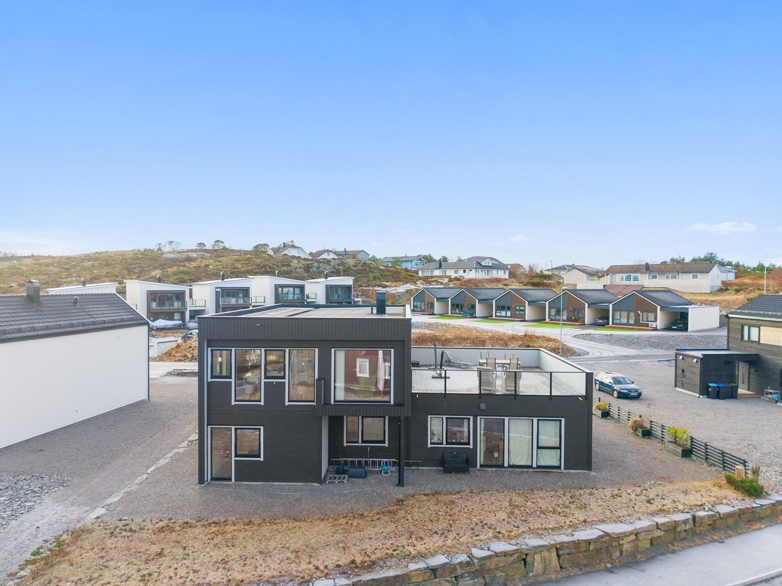 Boligen har en moderne utforming med store vindusflater som gir mye naturlig lysinnslipp. Galleribilde