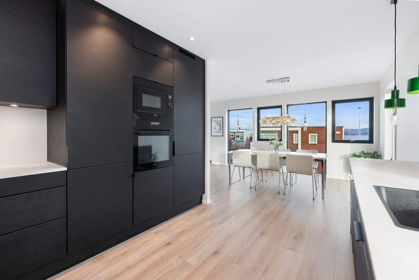 Kjøkken i åpen tilknytning mot spiseplass og stue som er ideelt for både hverdagen og sosiale sammenhenger Galleribilde