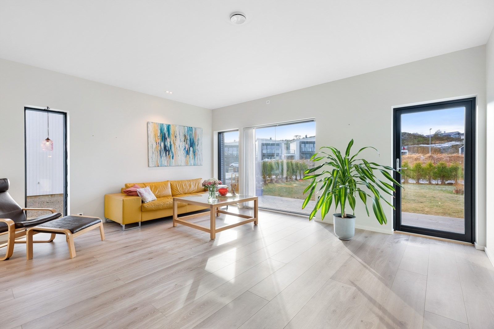 Stuen har gode møbleringsmuligheter og direkte utgang til inngjerdet hage. Galleribilde