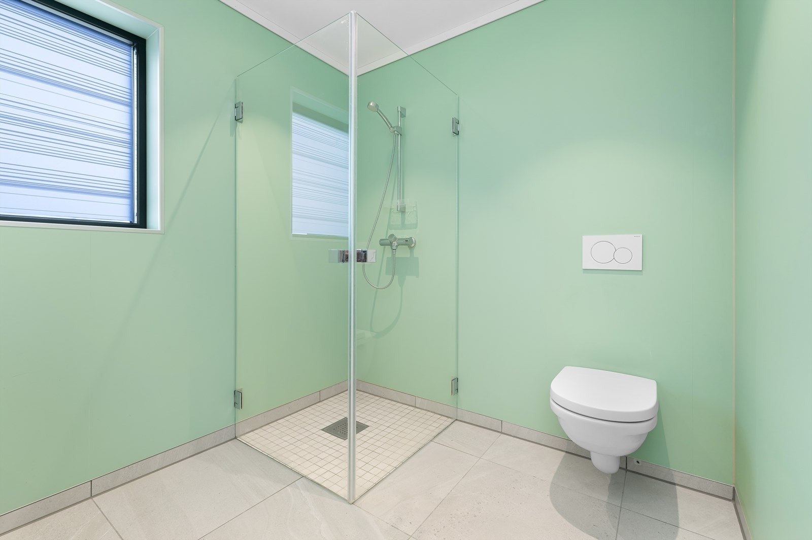 Boligen er gjennomført med lik utførelse på badene i begge etasjene. Galleribilde