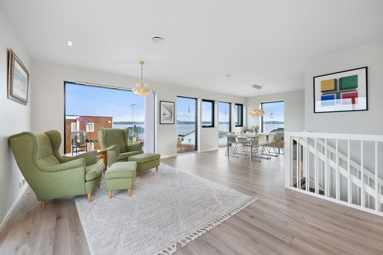 Nydelig beliggenhet med flott utsikt fra 2.etasje Galleribilde