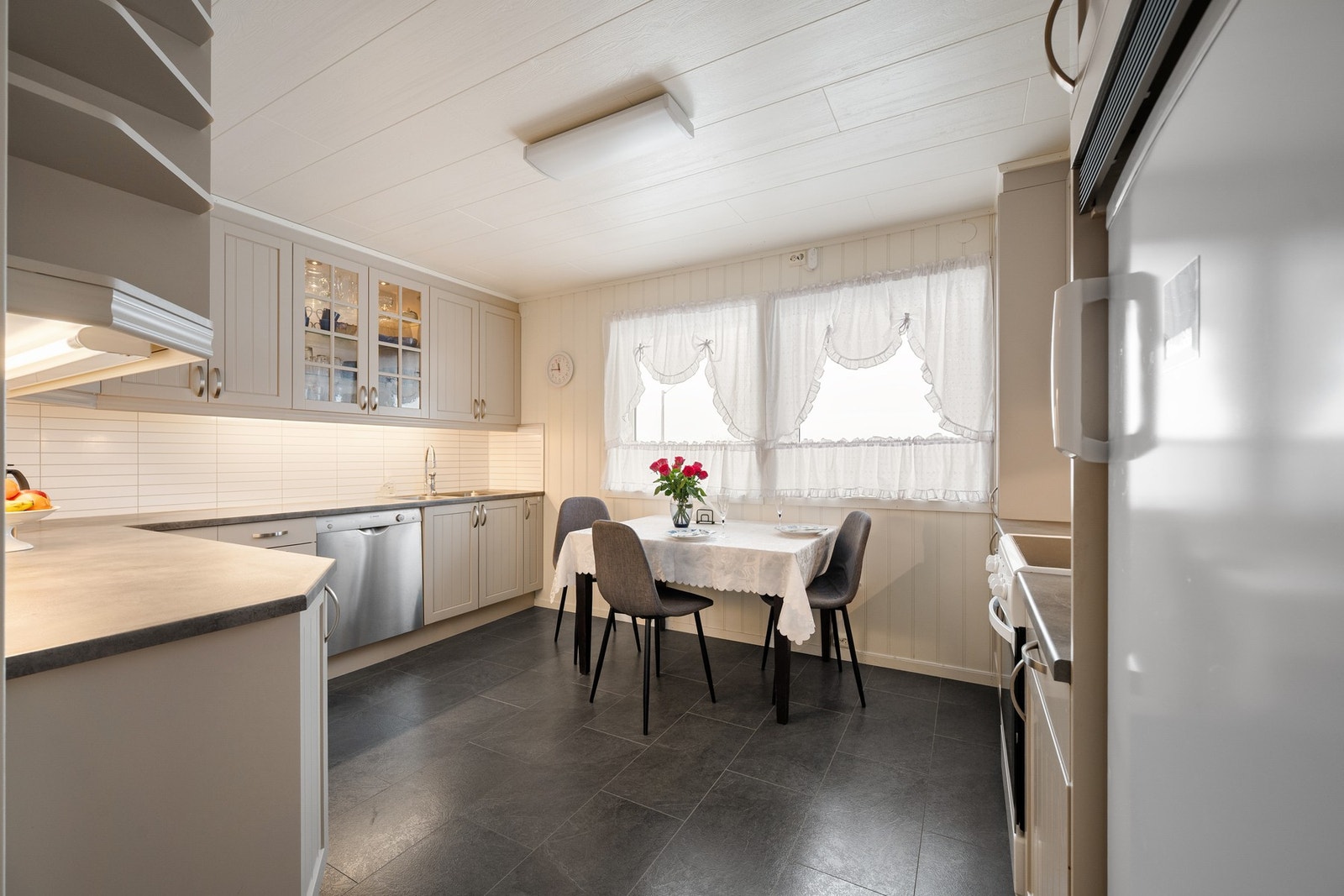 Vi fortsetter inn på kjøkkenet, som er i eget rom Galleribilde