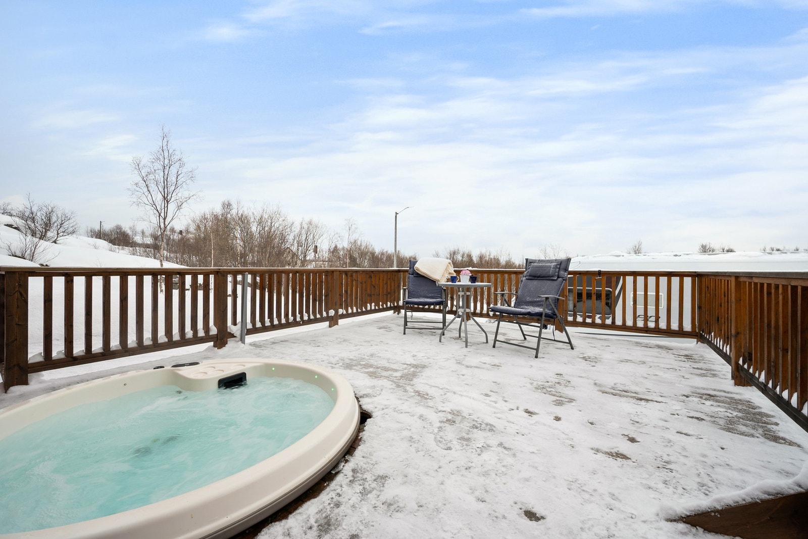 Eiendommen har usjenert plassering med utsikt, gode solforhold og flotte utearealer! Galleribilde