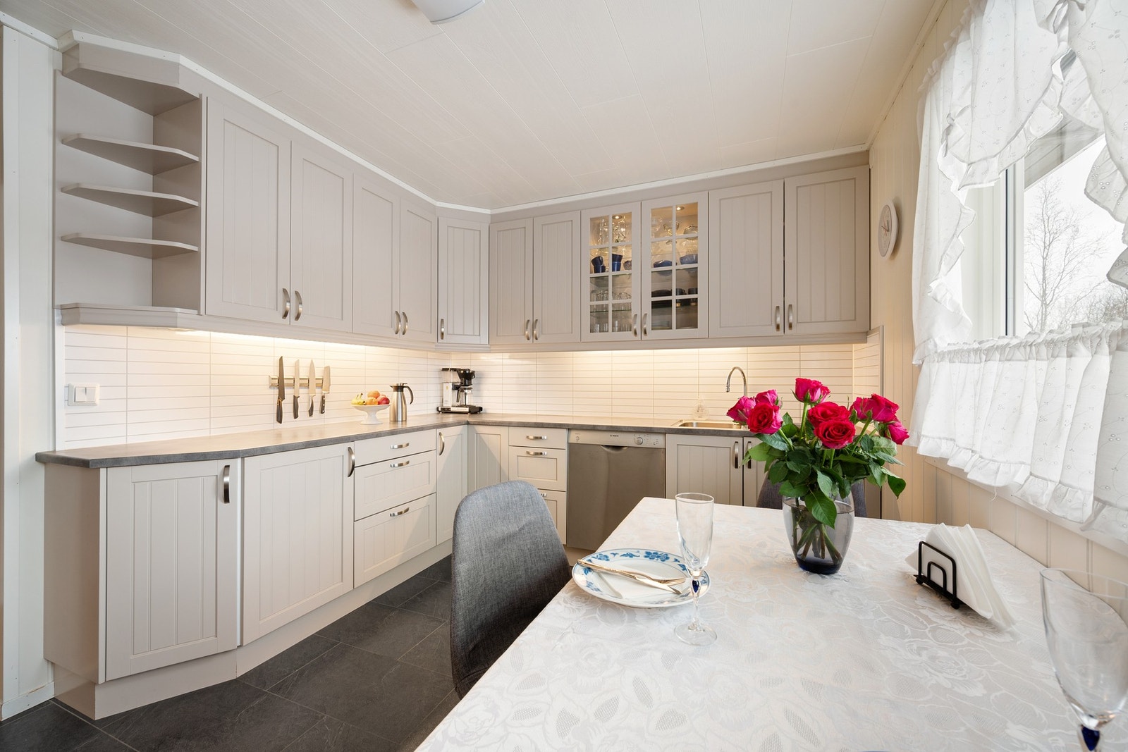 Renovert i 2010 med flott innredning fra Sigdal med lyse fronter og takhøye overskap Galleribilde