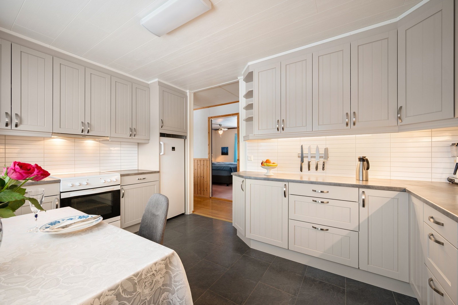 Skap og benkeplate på flere vegger gir gode arbeidsflater Galleribilde