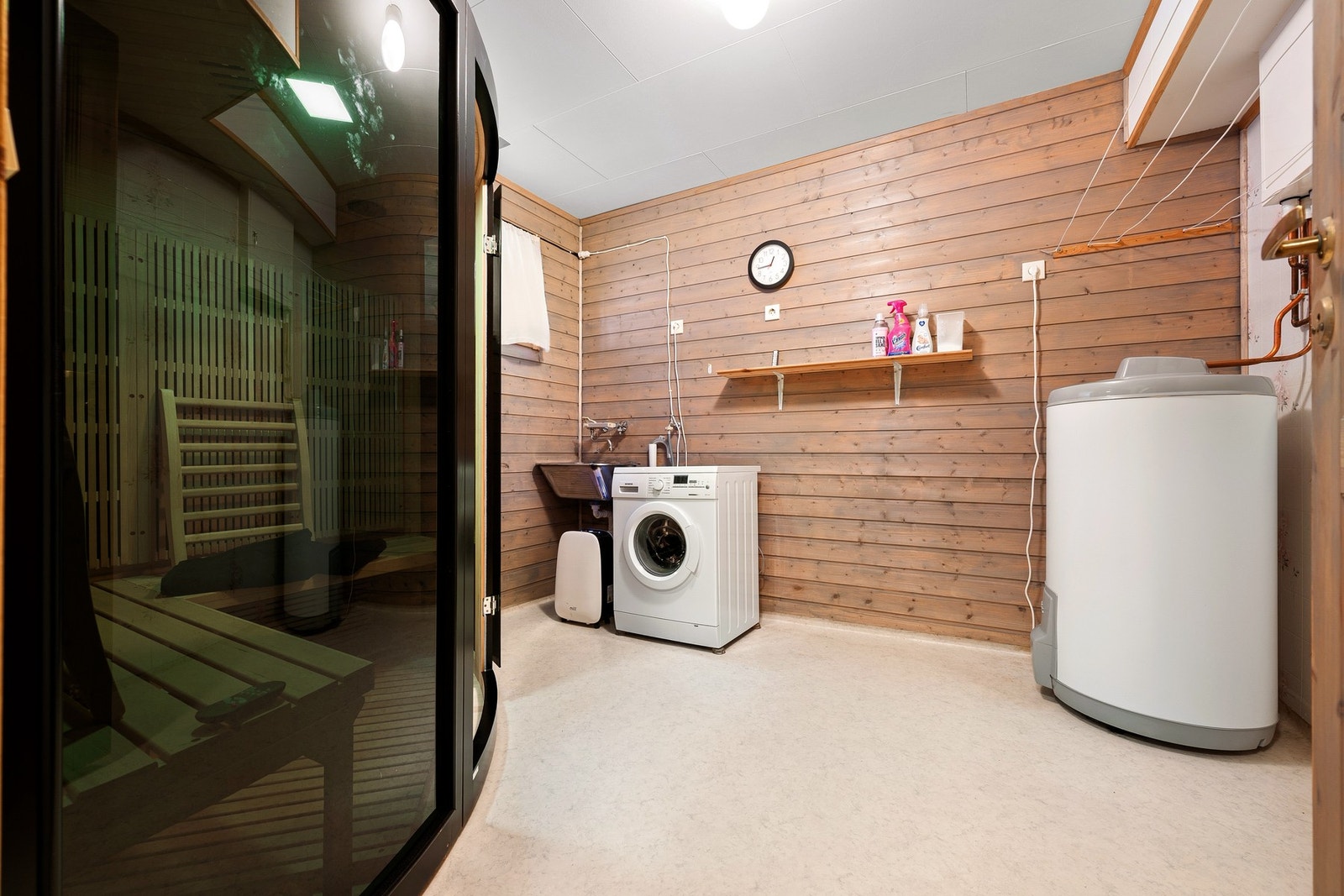 Eget vaskerom i underetasje med gulvvarme Galleribilde