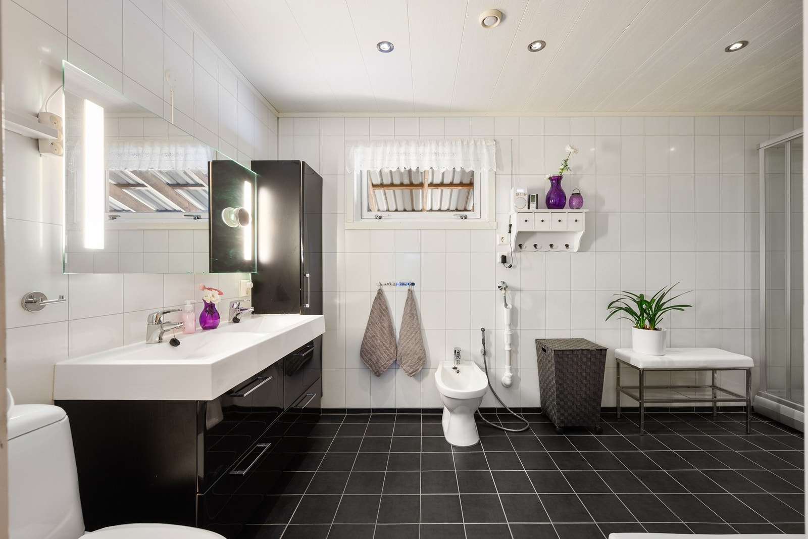 Romslig bad utstyrt med dobbel servant, perfekt for en hektisk hverdag Galleribilde