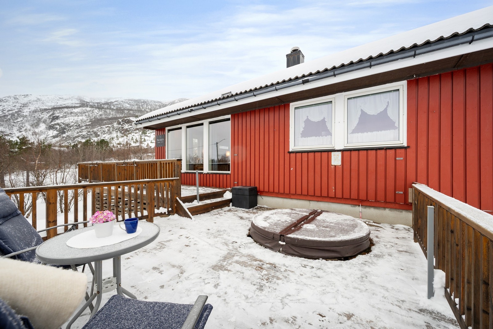 Fra stua er det adkomst til en stor, solrik terrasse! Galleribilde