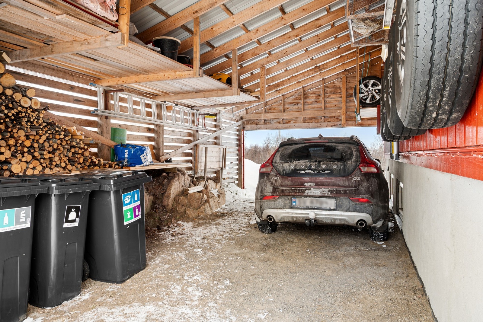 Carport med god lagringsplass Galleribilde