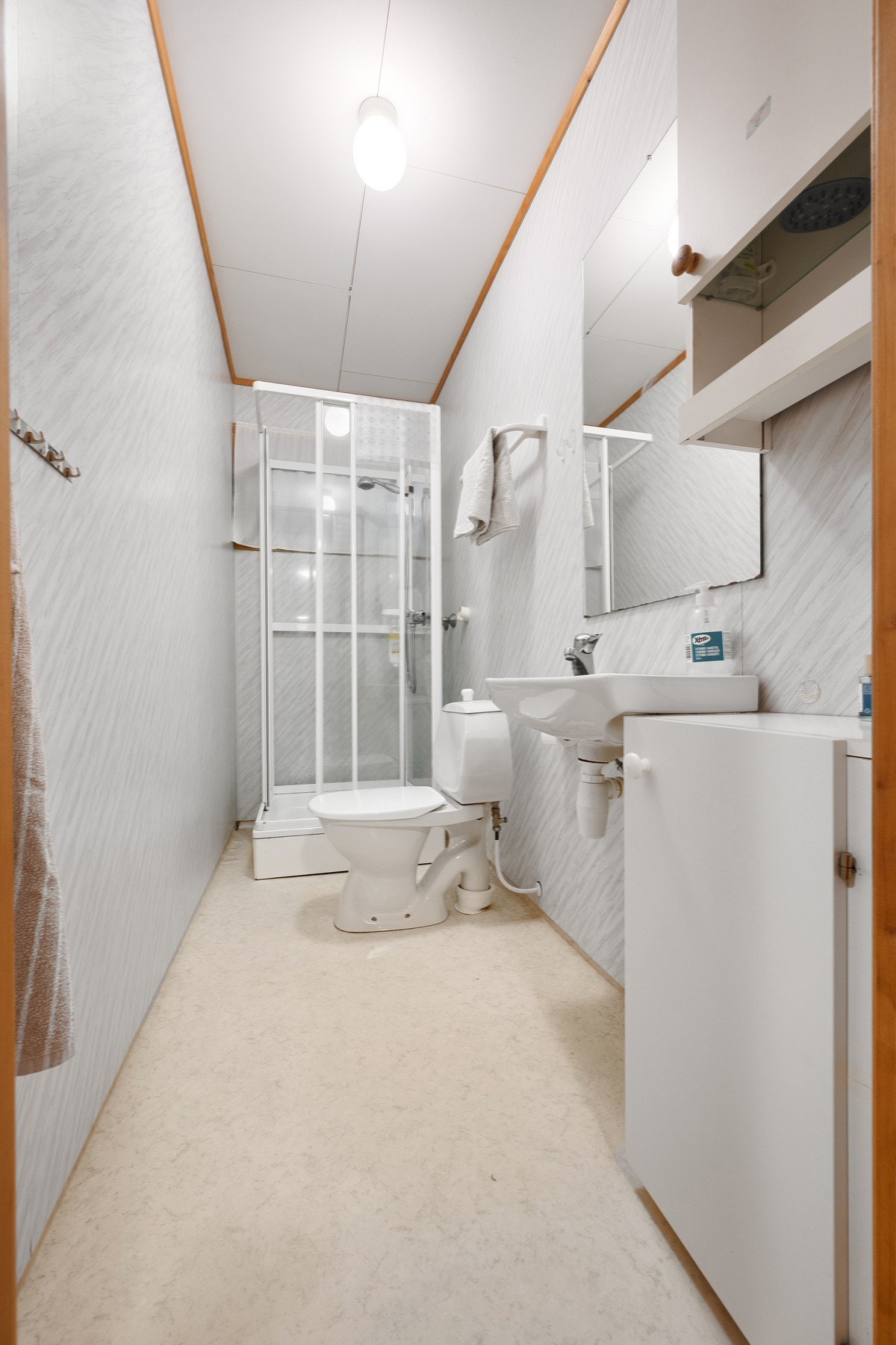 Bad 2 inneholder servant, toalett, dusjkabinett og overskap (rommet har gulvvarme) Galleribilde