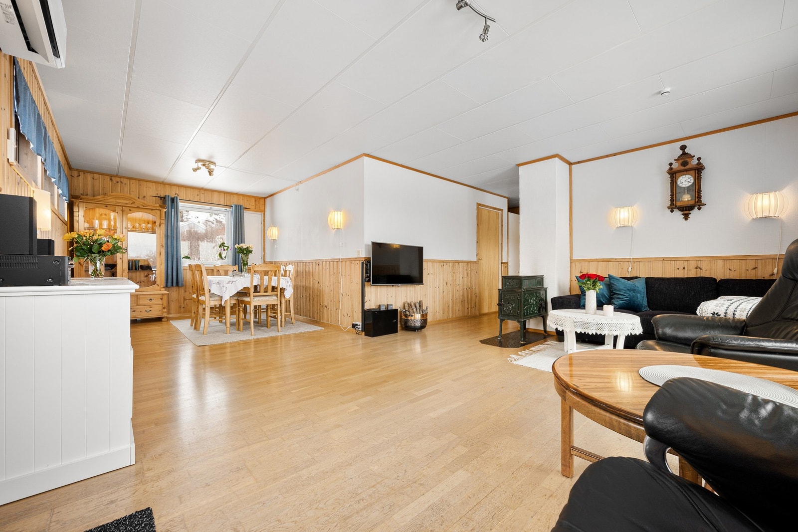 Sosial og luftig stue med plass til flere soner med møblement Galleribilde