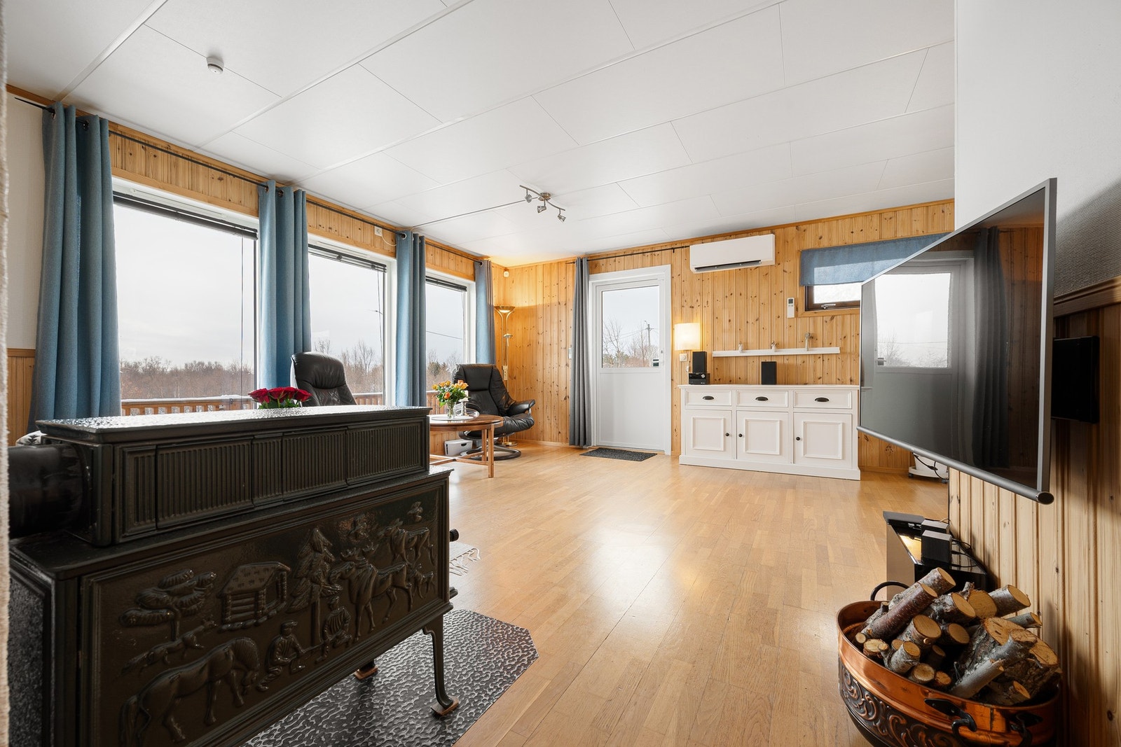 I stua er det rikelig innslipp av dagslys gjennom store vindusflater Galleribilde