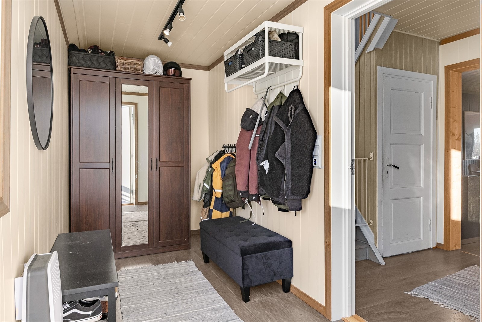 Romslig og lys entre med god plass til garderobeløsninger og yttertøy. Galleribilde