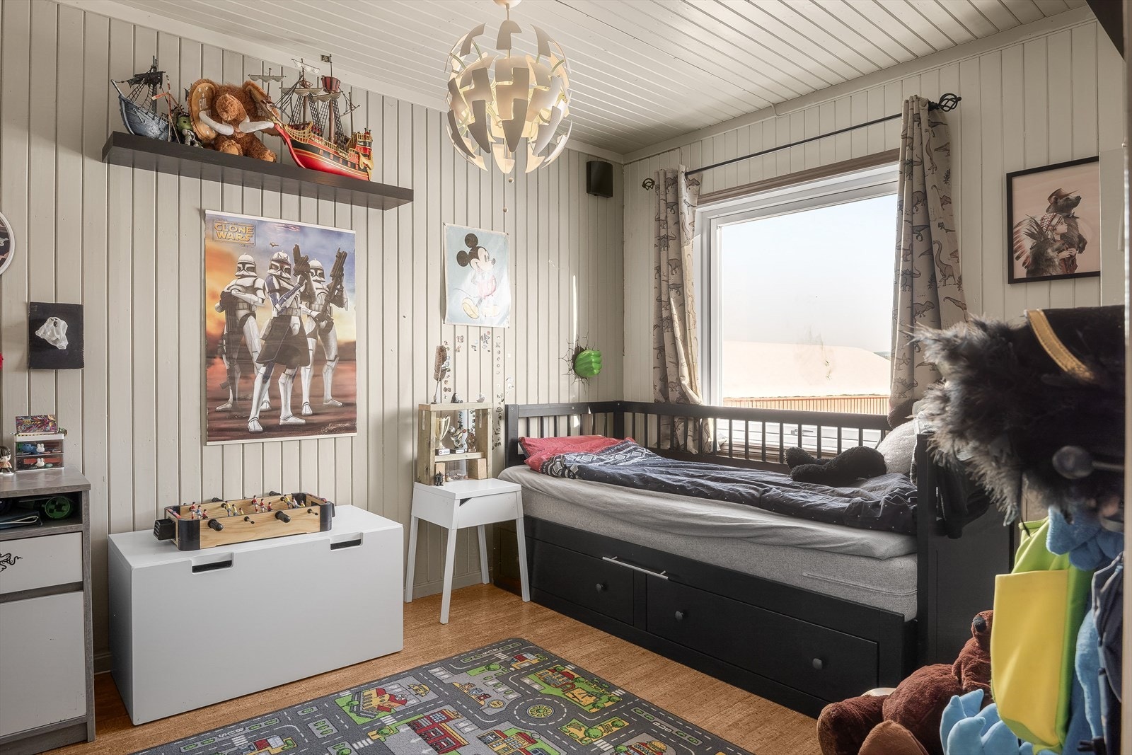 I 1.etasje er det ett soverom av god størrelse, med utsikt utover det fine, landlige området. Galleribilde