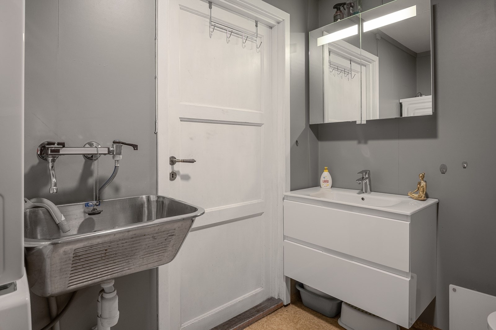 Baderom i 1.etasje med servant på innredning og speilskap med belysning. Galleribilde