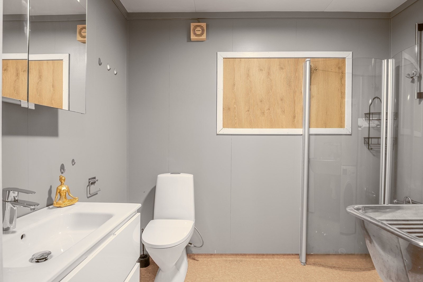 Baderommet har også toalett, dusjhjørne med glassvegger og opplegg for vaskemaskin. Galleribilde