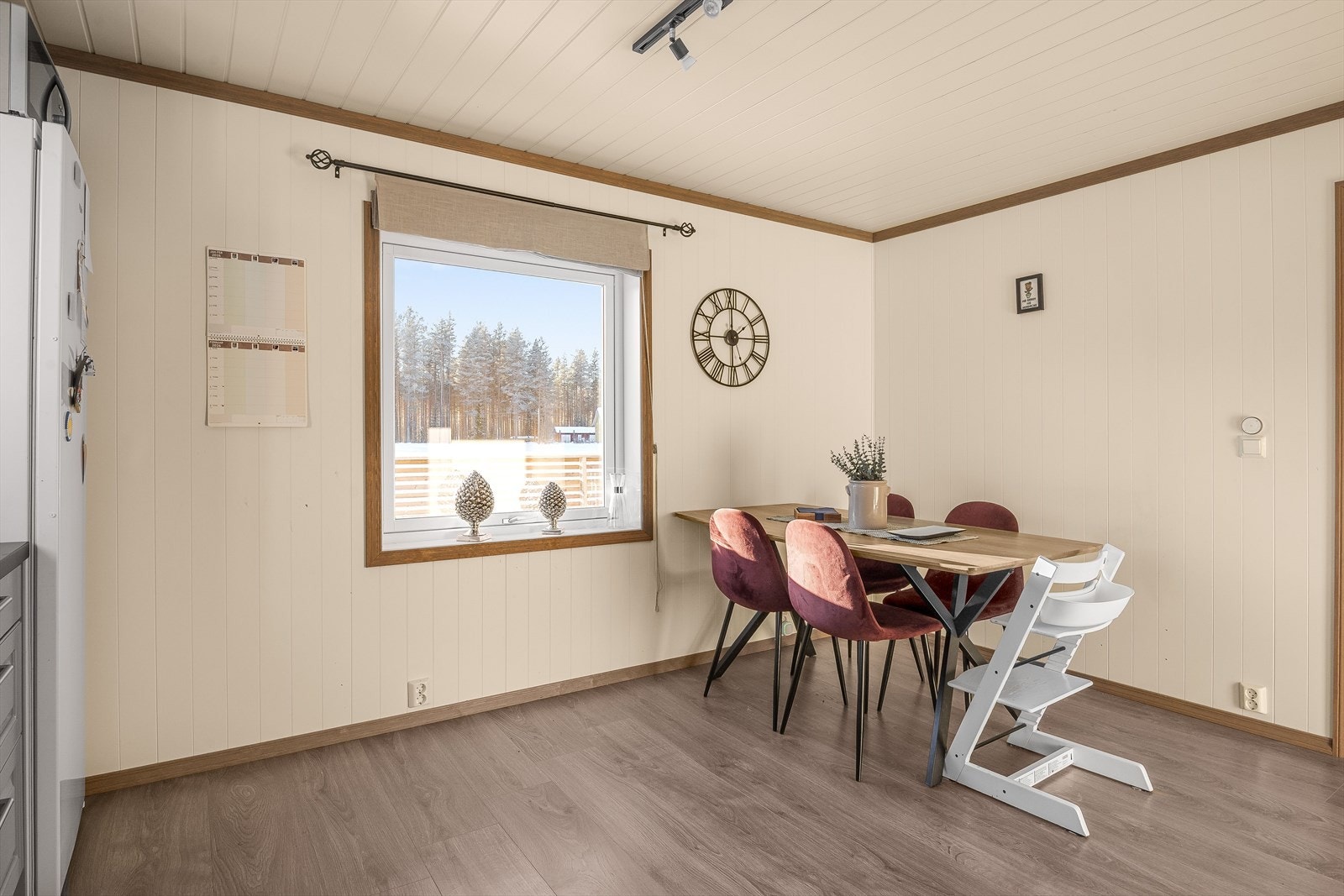 Kjøkkenet har plass til en spisegruppe man man nyte gode frokoster ved. Galleribilde