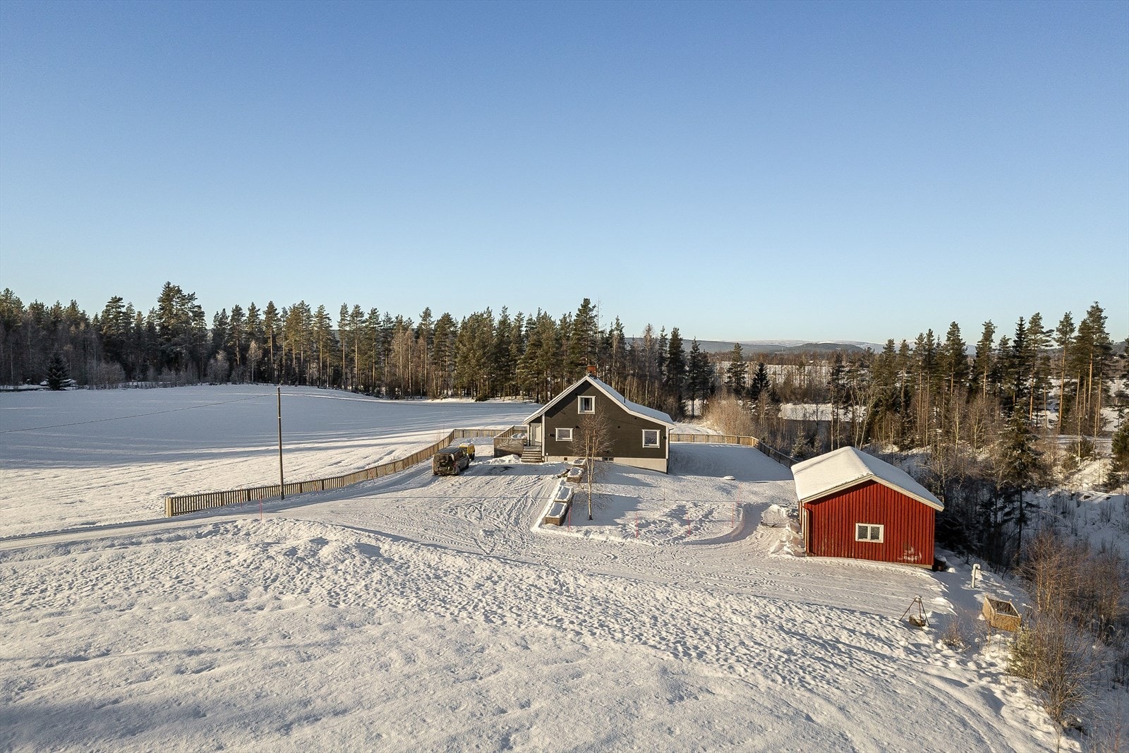Eiendommen er også bebygd med et uthus med flere boder og god lagringsplass. Galleribilde