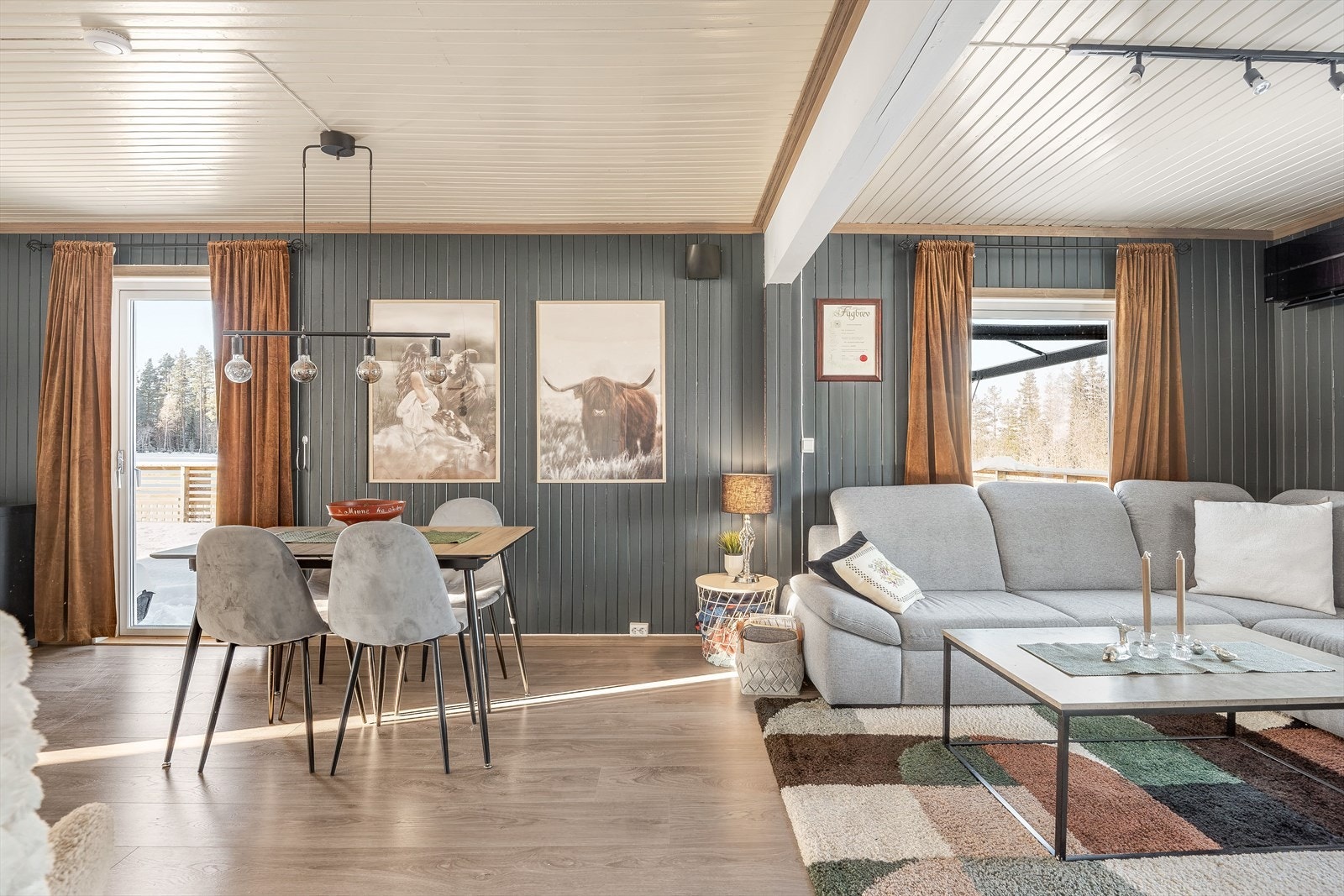 Stuen har et flytende overgang til spisestuen og det er utgang til en stor og solrik terrasse på 84 kvm. Galleribilde