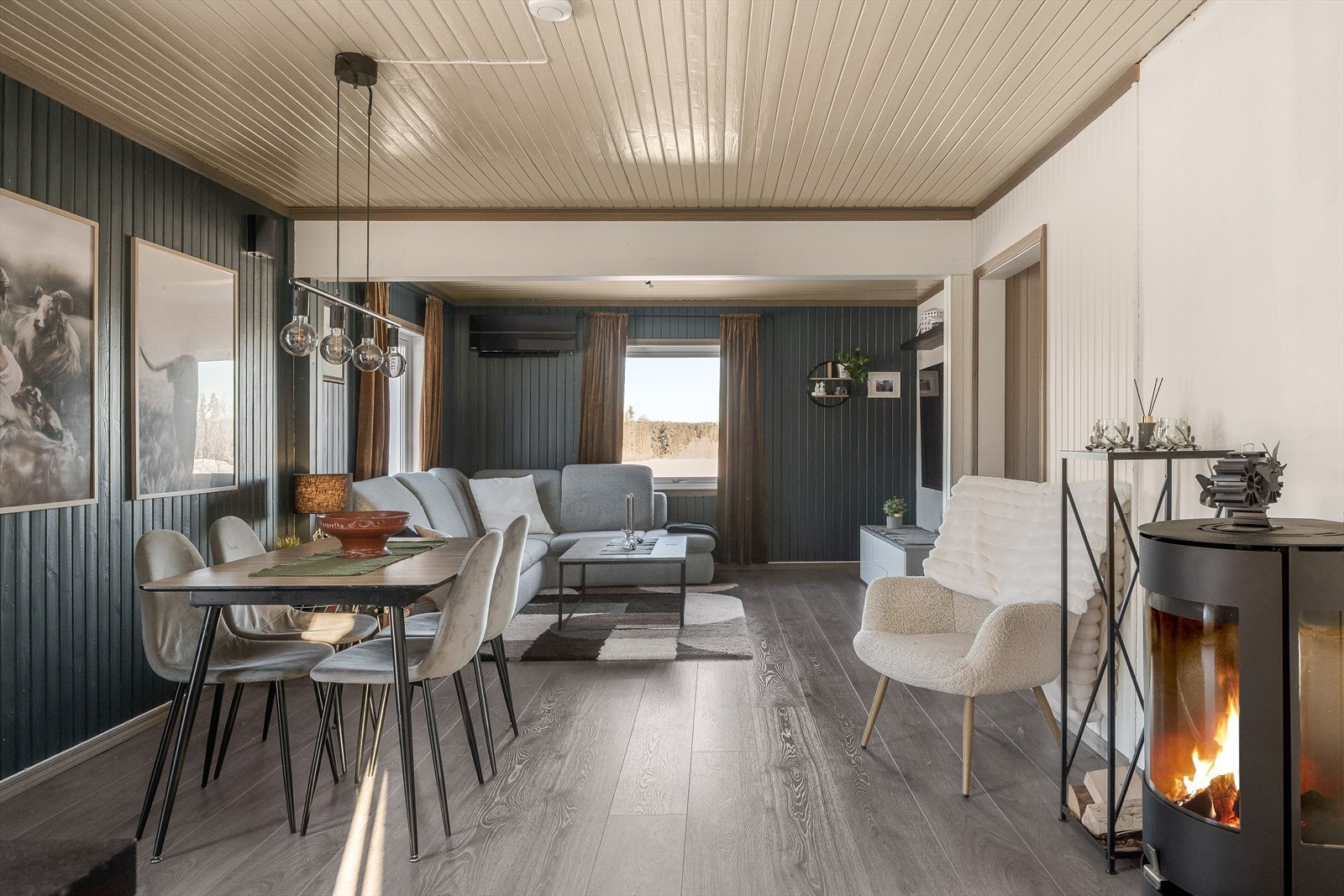 Stuen varmes også opp med vedfyring. Galleribilde