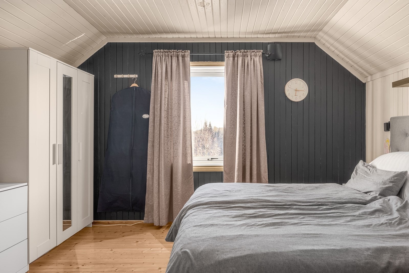 Hovedsoverommet er per i dag på loftet. Det gjøres oppmerksom på at dette rommet ikke er godkjent for varig opphold. Galleribilde