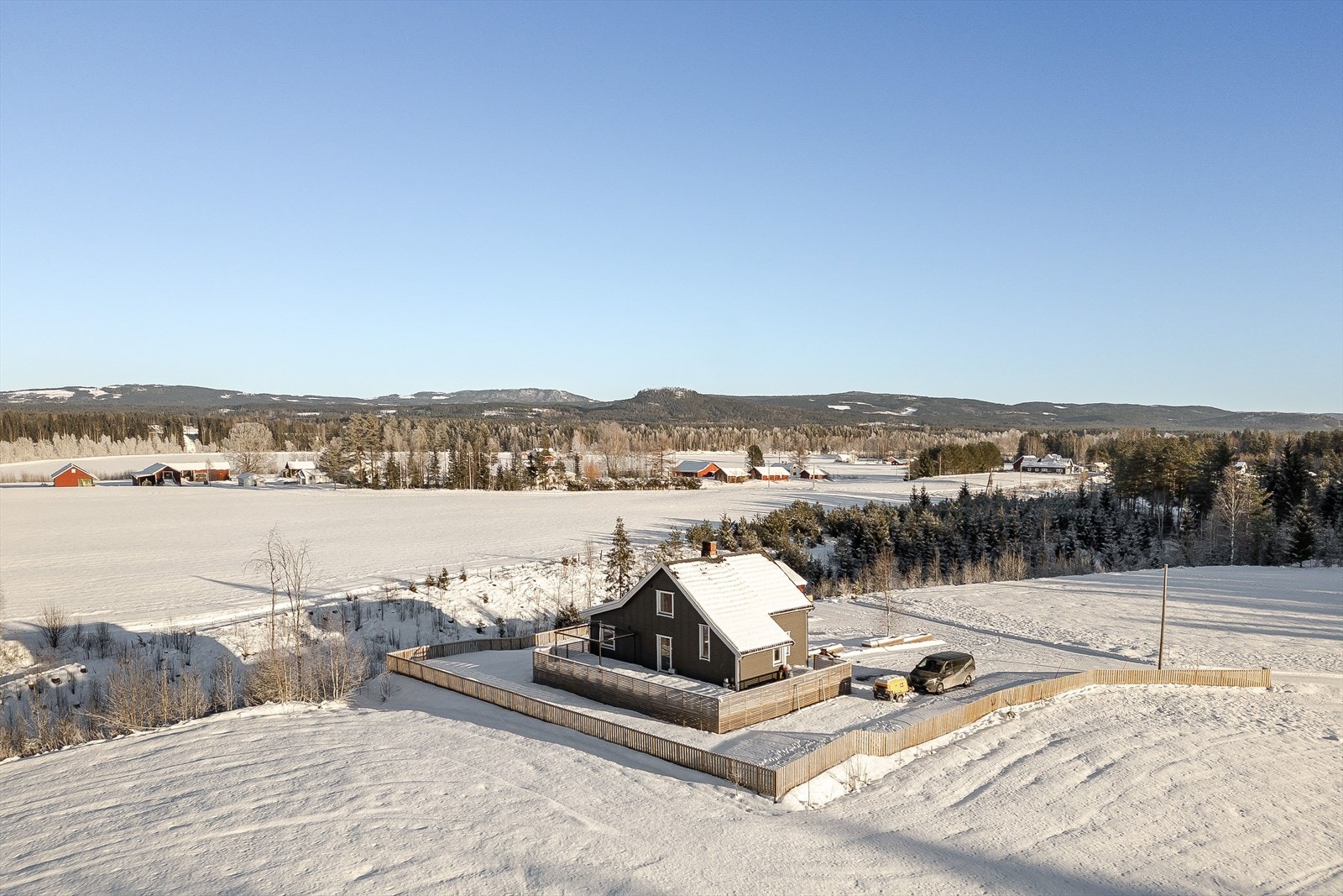 Eiendommen har en landlig og familievennlig beliggenhet langs vestsiden av Glomma. Galleribilde