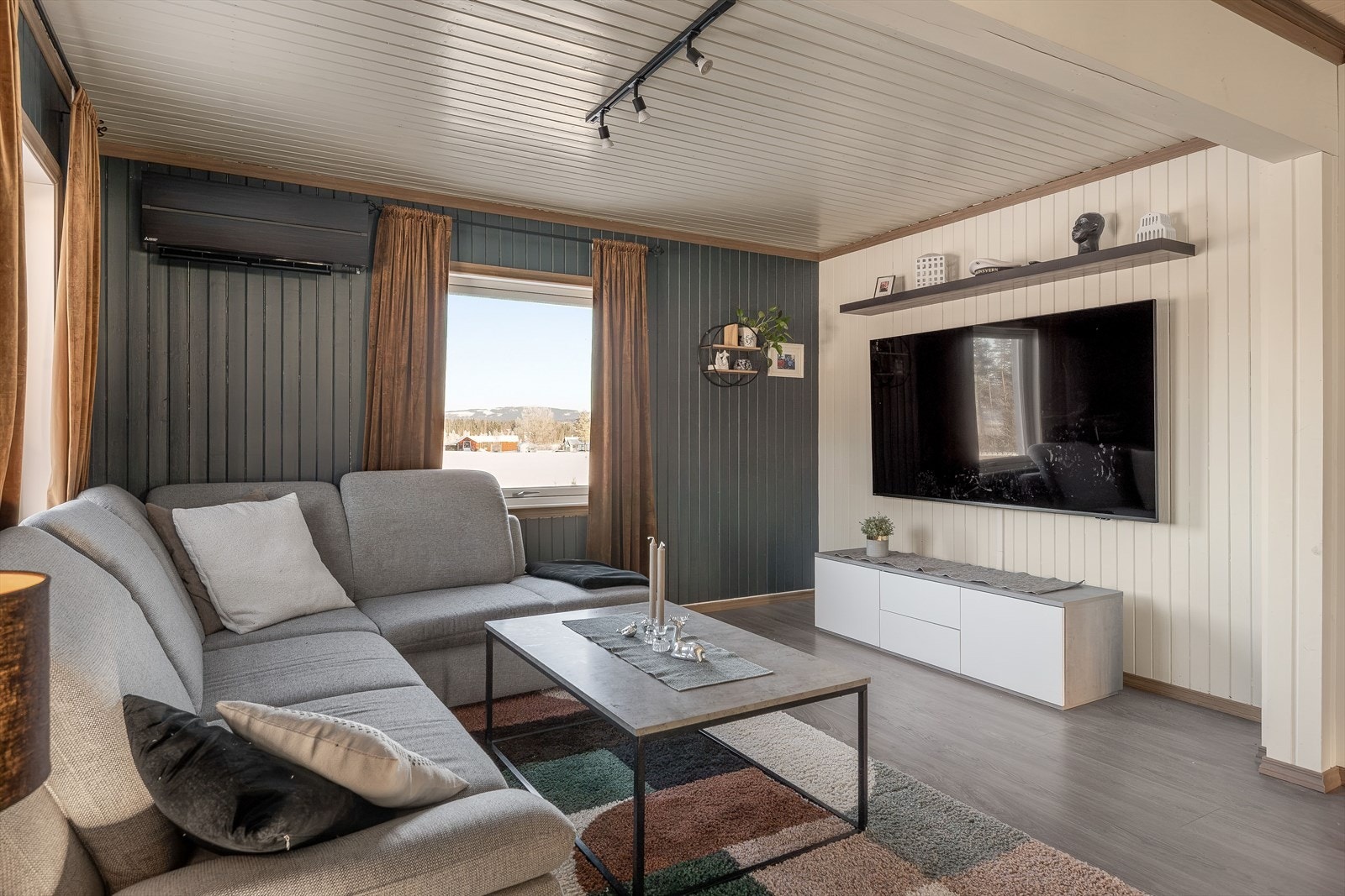 Stort og sosialt oppholdsrom med god plass til sofagruppe. Oppvarming med varmepumpe fra 2024. Galleribilde