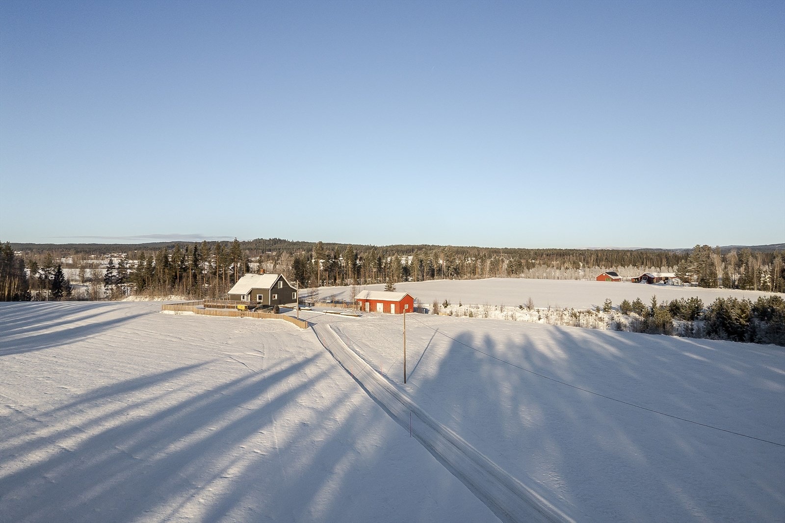 Fra eiendommen er det ca. 7,7 km til barneskole og ca. 5,4 km til barnehage. Til Elverum sentrum er det ca. 13,4 km. Galleribilde