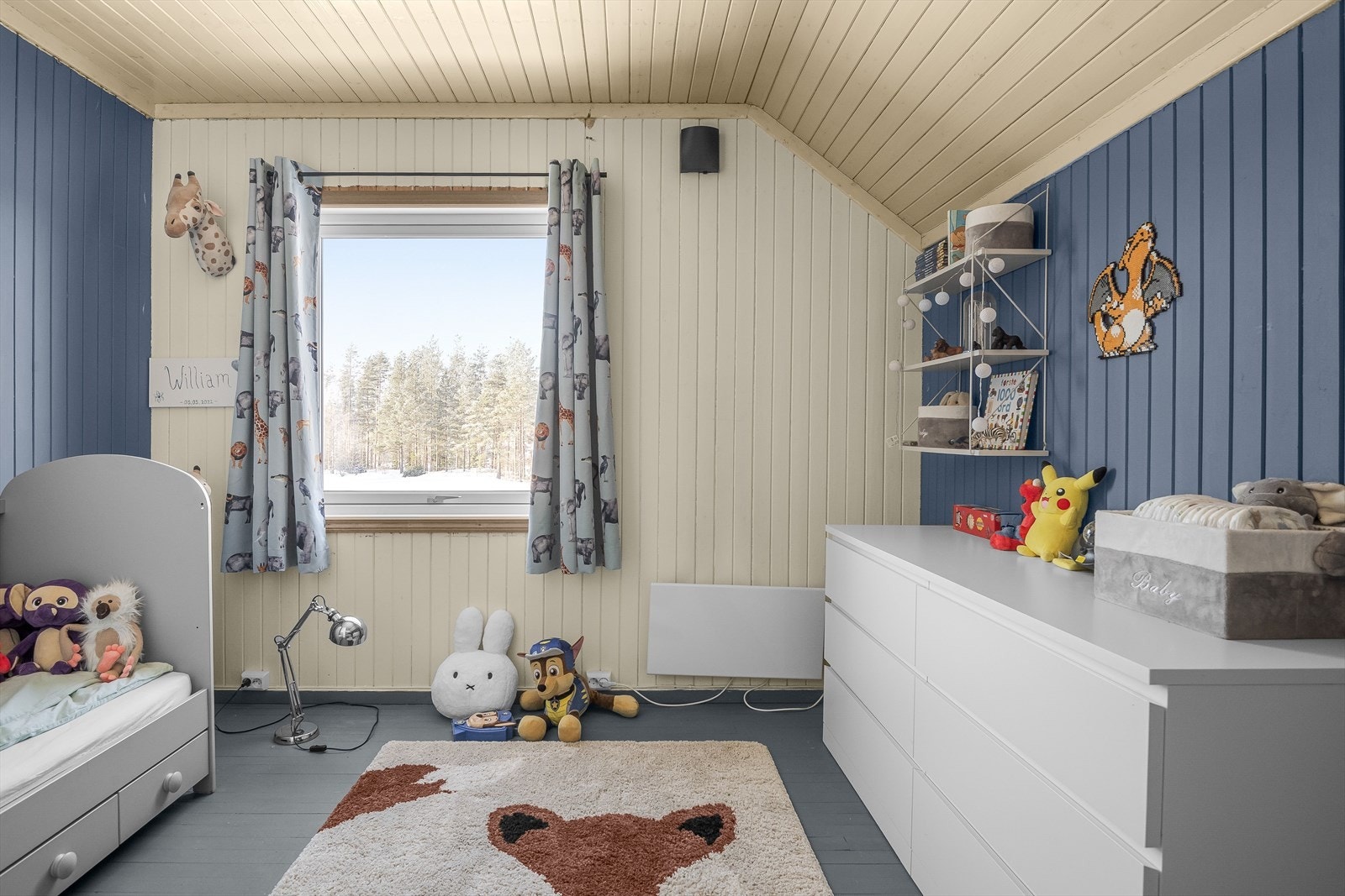 Rom på loftet innredet som soverom. Det gjøres oppmerksom på at dette rommet ikke er godkjent for varig opphold. Galleribilde