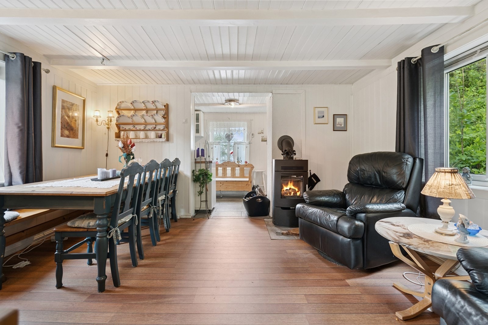 Stue del med spisestue og Jøtul vedovn Galleribilde