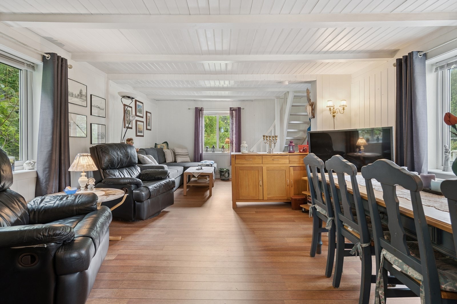 Stuedel sett fra kjøkkenåpningen Galleribilde