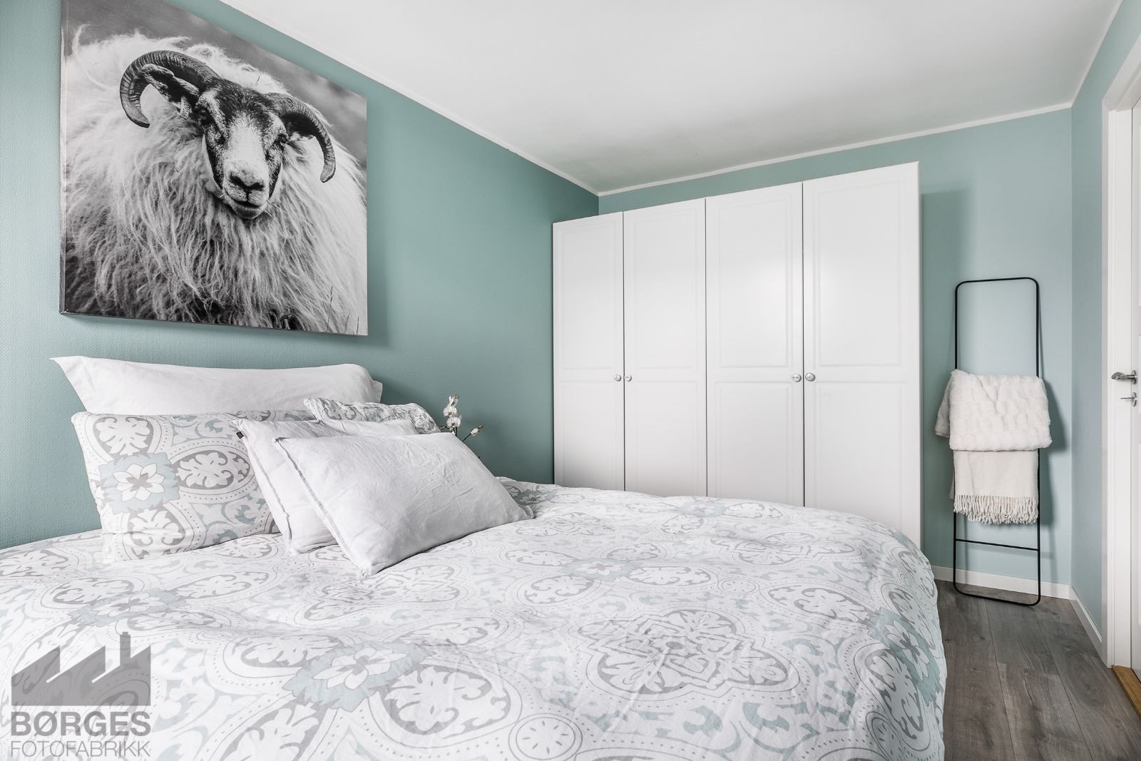 Soverommet har god skapplass Galleribilde