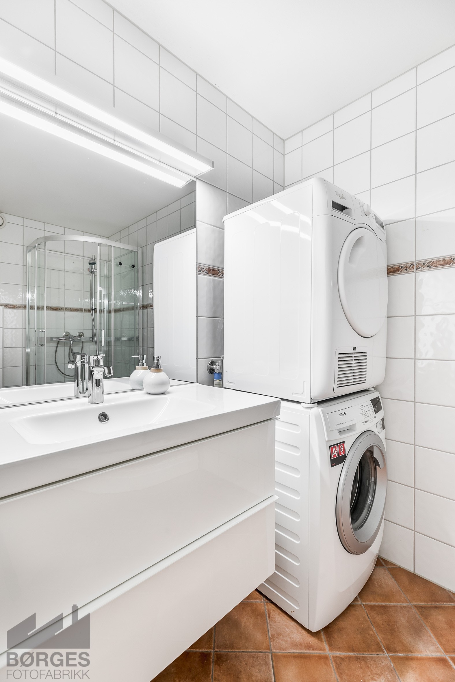 Bad med vaskemaskin som medfølger Galleribilde