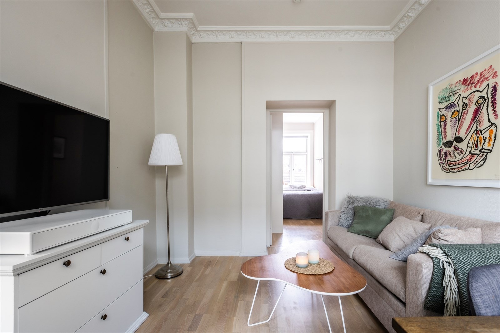 Gjennomgående planløsning med mye lysinnslipp. Galleribilde